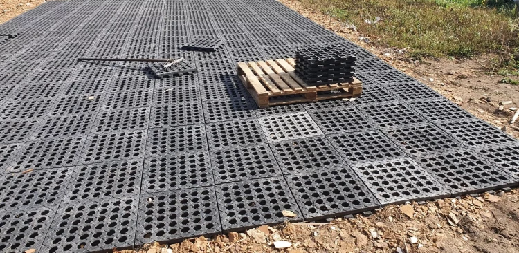 Wysokie modułowe maty drenażowe stabilizujące podmokły teren (9).webp