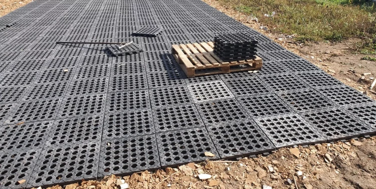 Wysokie modułowe maty drenażowe stabilizujące podmokły teren (7).webp