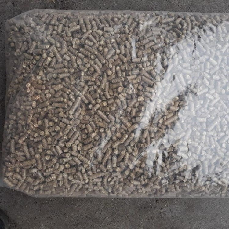 Pellet ze słomy 8 mm w plastikowym worku 15 kg