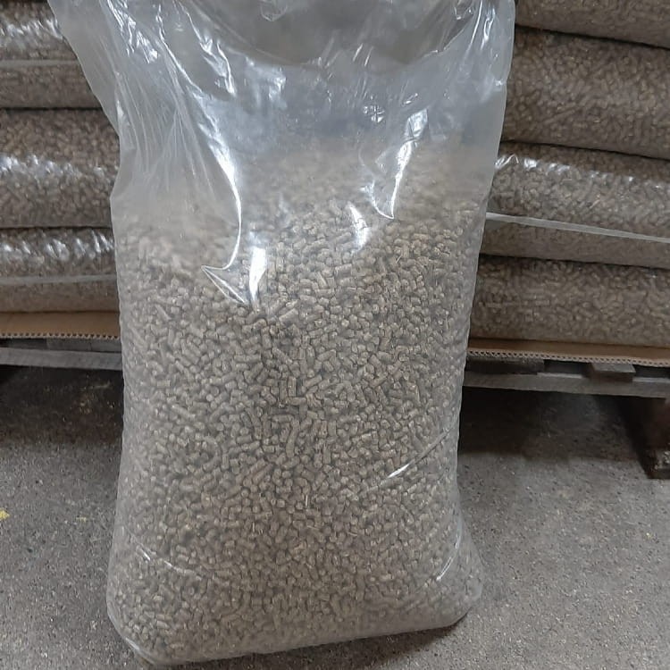 pellet ze słomy twardy woek 15 kg.jpg