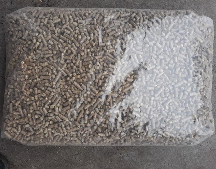 Pellet ze słomy 8 mm w plastikowym worku 15 kg.jpg