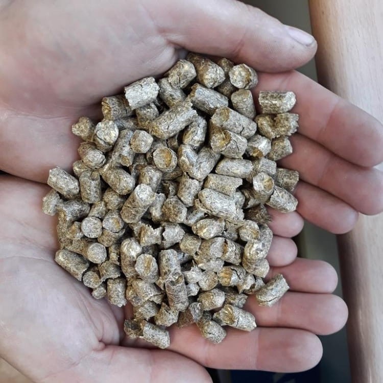 Pellet ze słomy 8 mm.jpg