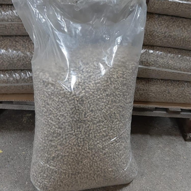 pellet ze słomy twardy woek 15 kg.jpg