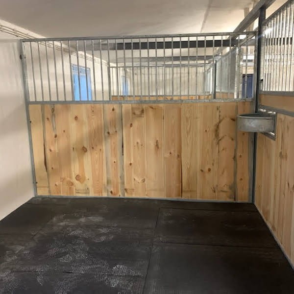 jak układać maty w boksie dla konia.jpg