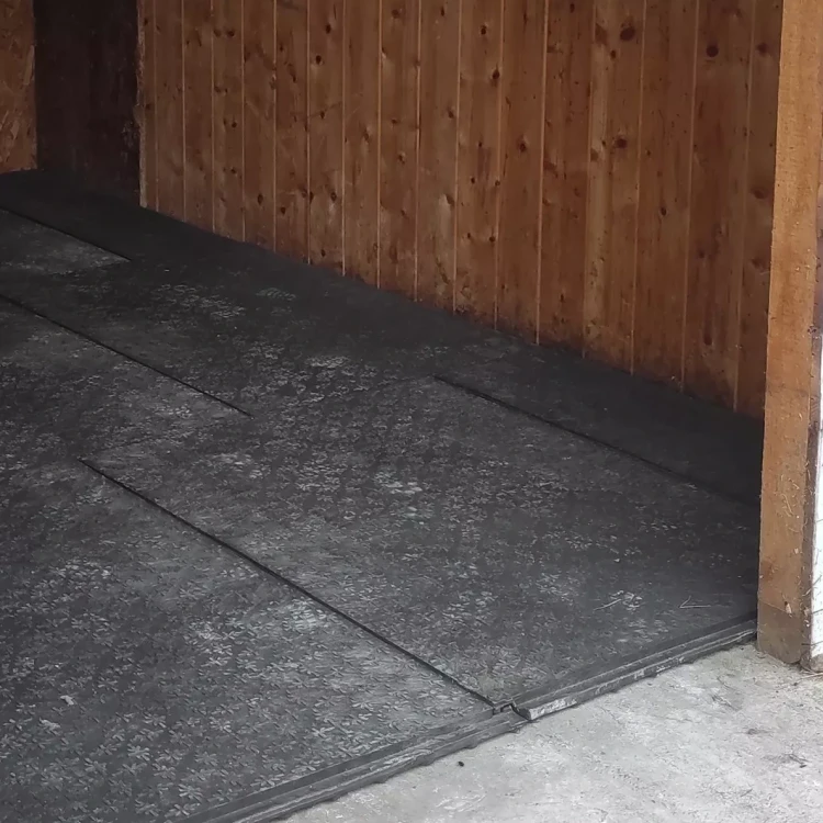 maty w boksie dla konia 2.webp