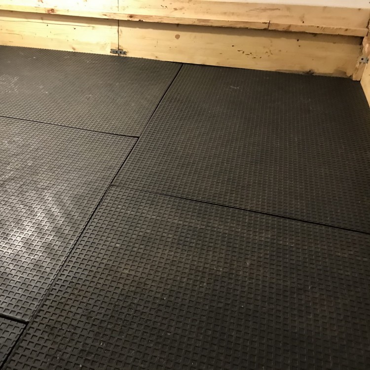 maty pvc do kojca dla psów.jpg