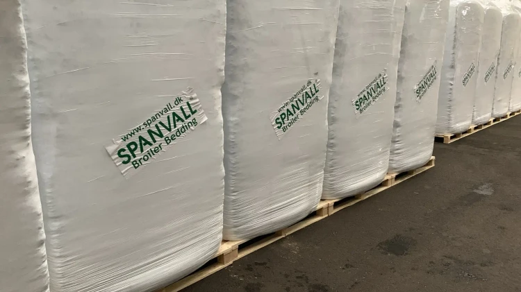 Spanvall-torf-ściółkowy-dla-drobiu-z-wiórami.webp