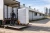 rozladunek-torfu-paletka-reczna-pod-ferma-drobiu-IA.webp