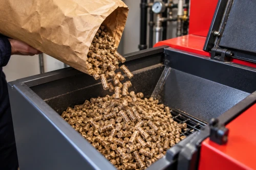 pellet-miskant-worek-papierowy-kociol-biomasa-IA.webp