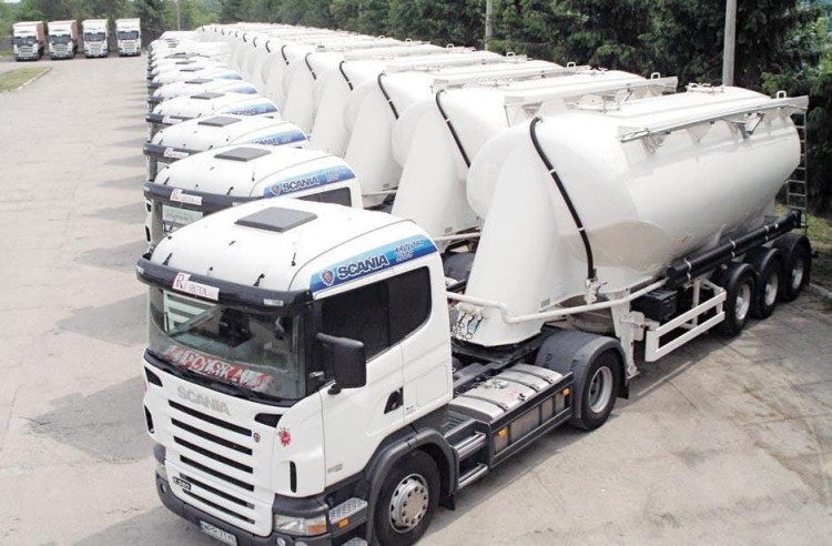 tansport pelletu sypkiego w silosie leżącym.jpg