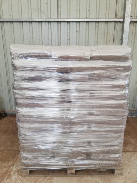 paleta pelletu bukowo-olchowego dla koni.jpeg